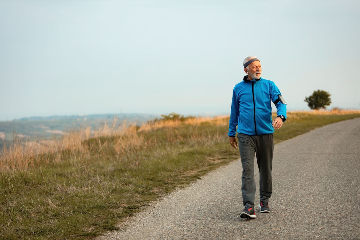 Caminar puede aumentar la forma física cardiovascular, pero no desarrolla los músculos tanto como actividades como levantar pesas o hacer sentadillas y estocadas