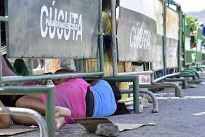 Caminaron cientos de kilómetros. A duras penas tienen una sábana. Duermen sobre cartones
