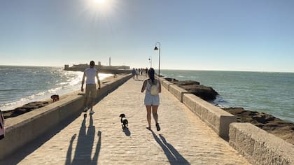 Caminata entre las aguas plateadas de Cádiz para llegar al Castillo de San Sebastián. Desde aquí se ven los mejores atardeceres.