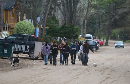 Caminatas por el bosque y compras se multiplican en este feriado con mal tiempo en Cariló