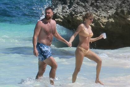 Caminatas y mimos bajo el sol para Taylor Swift y Travis Kelce, de vacaciones en Bahamas