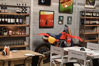 El taller de autos que se transformó en un restaurante y club en San Isidro