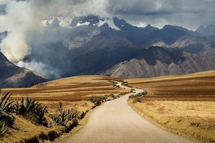 Camino abierto: lanzarse al viaje sin prejuicios es condición indispensable para contar lo que se ve; aquí, el Valle Sagrado de los Incas, en Perú