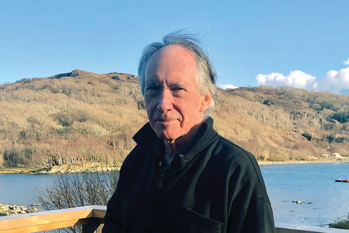 "Camino por la montaña y durante el senderismo, manteniendo el ritmo, descubro que puedo generar historias en mi mente", dice Ian McEwan, de 78 años