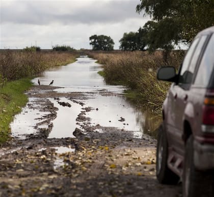 Caminos anegados en el sur de Santa Fe