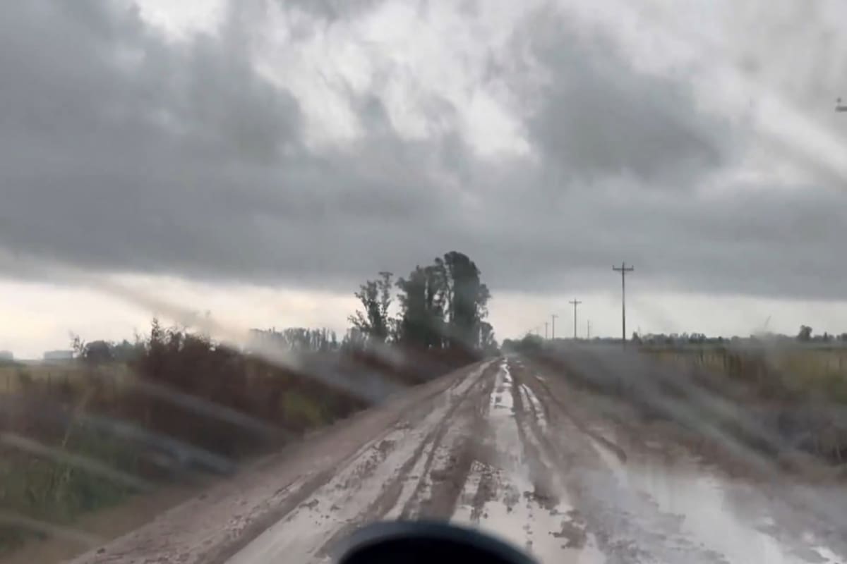 Caminos anegados por los excesos de lluvias (Fuente: captura de video, @Santiagodelsola)