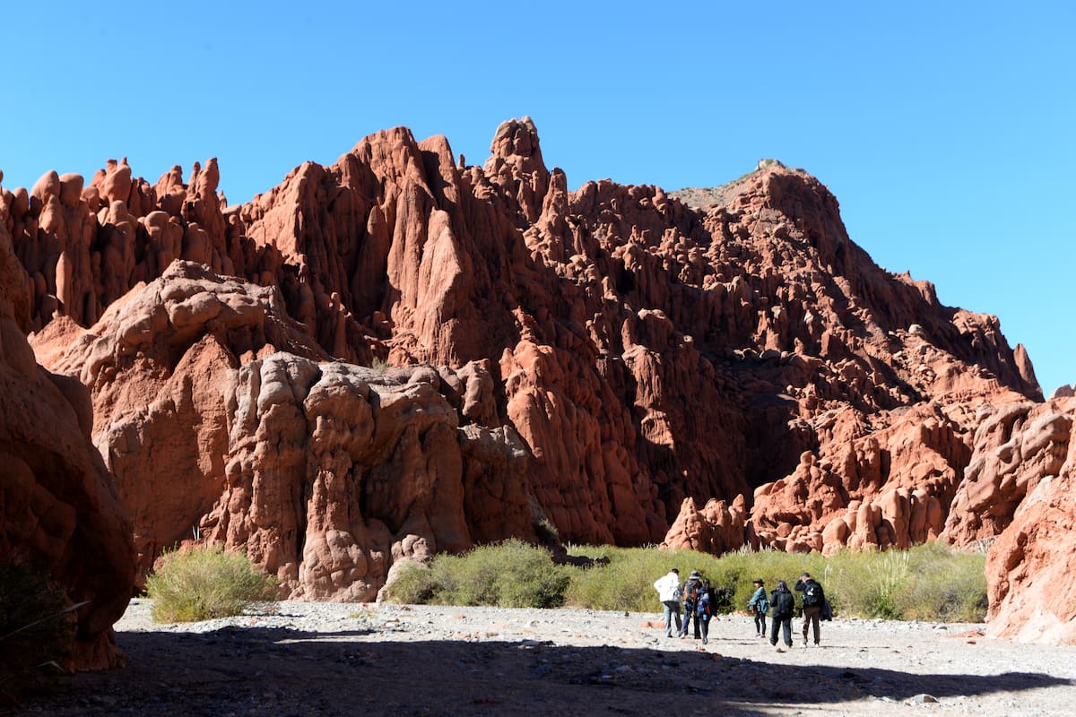 Caminos de montaña, quebradas, cerros de colores, altísimos cardones, formaciones inverosímiles y pueblos con encanto. Manejamos hasta el corazón de los andes norteños en una sucesión de paisajes abrumadores.