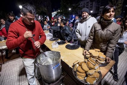 Caminos Solidarios recorre una vez por semana diferentes barrios porteños, brindando un plato de comida caliente a personas en situación de calle; los días de mucho frío se puede llamar a alguna de las líneas de emergencia de cada ciudad