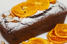 Budín de chocolate, naranja y oliva