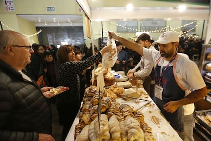 La propuesta es recorrer el país entre stands de quesos, embutidos, yerba y miel, entre otros productos
