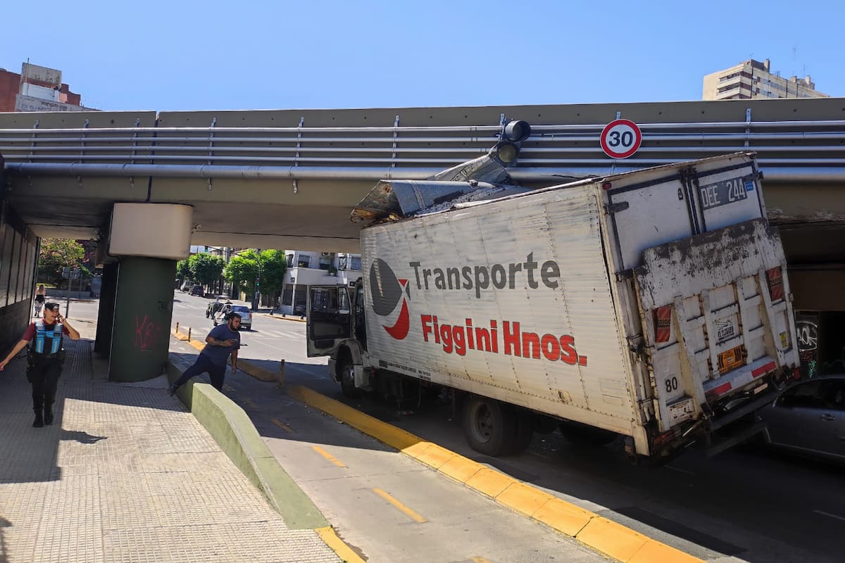 Camión atascado debajo de puente en Belgrano. Superí y Av. Olazabal con corte parcial.