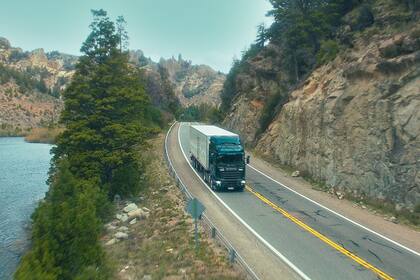 Camión en la ruta en una zona montañosa.