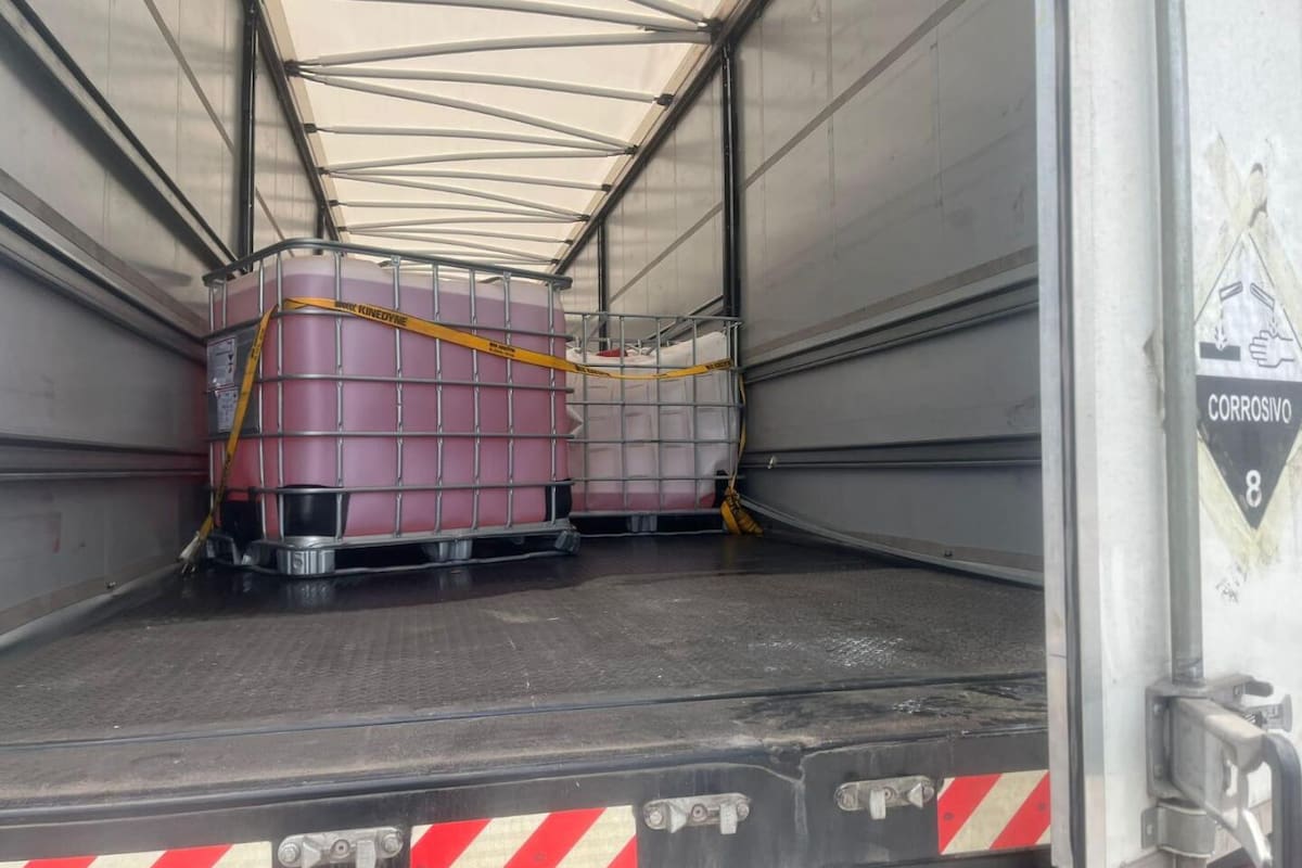 Camión que transporta líquido corrosivo. Foto: Prefectura.