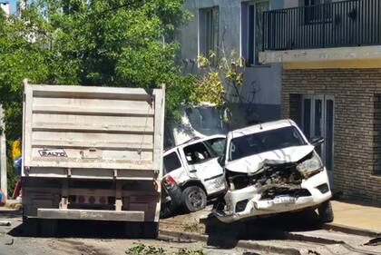 Camión sin frenos en Neuquén: fuera de control, el vehículo destruyó una decena de autos estacionados y se incrustó contra un inmueble