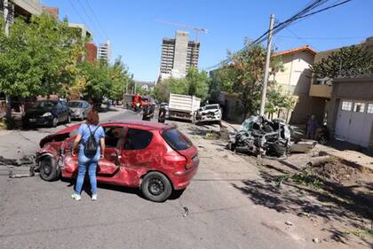 Camión sin frenos en Neuquén: fuera de control, el vehículo destruyó una decena de autos estacionados y se incrustó contra un inmueble