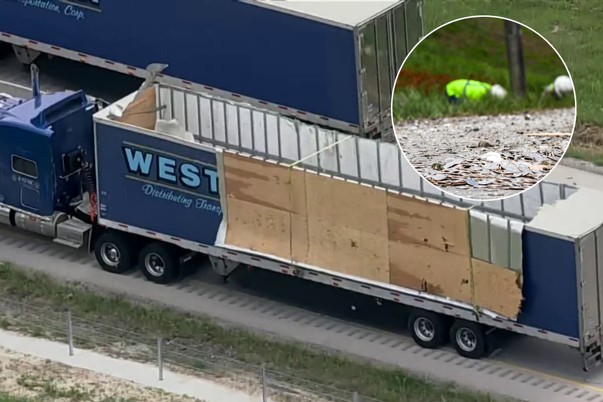 Camión volcó en Texas y dejó millones de monedas en la carretera
