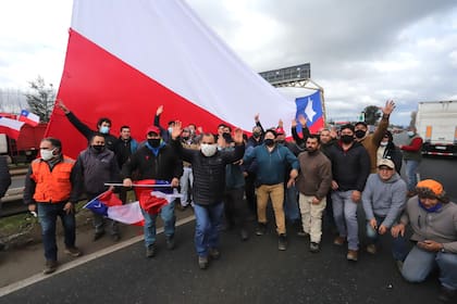 Camioneros cortan una ruta en Valparaíso, Chile, el 27 de agosto de 2020 para protestar por el aumento de los ataques de los mapuches