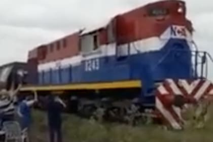 Camioneros de Colón, provincia de Buenos Aires, cortaron las vías de tren e impidieron que la formación ingrese a la planta de Cargill