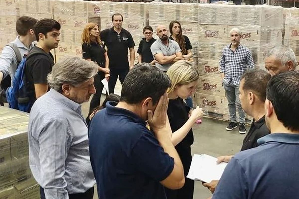 Camioneros y funcionarios nacionales en una inspección a un depósito de una cadena de supermercados