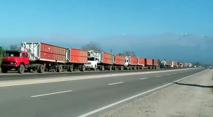 Camiones a la espera de cargar gasoil en Concepción, Tucumán