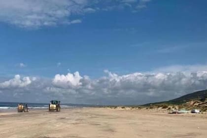 Camiones "desinfectaron" toda la orilla de la playa para que los niños puedan disfrutar sin el peligro del coronavirus pero fueron denunciados