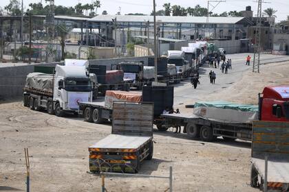 Camiones cargados con ayuda humanitaria ingresan en Gaza a través del paso fronterizo de Rafah. (Xinhua/Khaled Omar)