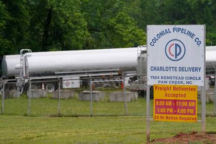 Camiones cisterna estacionados junto a la entrada del oleoducto de la Colonial Pipeline Company, víctima de una pandilla de hackers en 2021 (AP Foto/Chris Carlson)