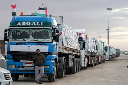 Camiones con ayuda humanitaria en fila en el paso fronterizo de Rafah, Egipto (Archivo)