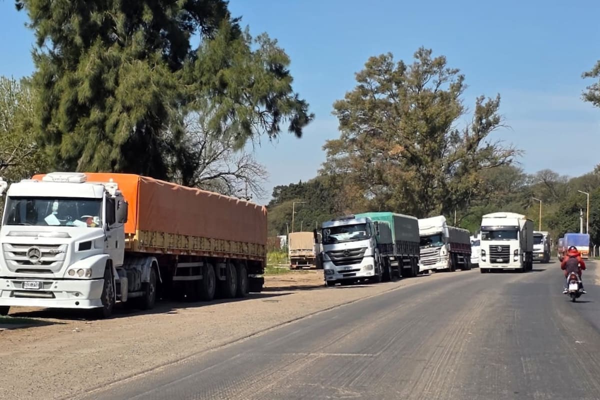 Camiones con granos en los accesos a los puertos de Timbúes. Gentileza Fernando Turín