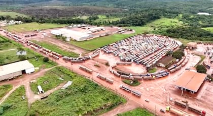 Camiones con soja se amontonan en un
terminal portuaria fluvial en Brasil