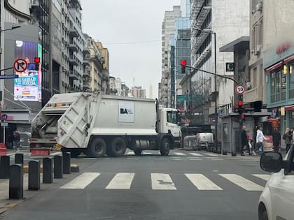 Camiones de AESA, esta tarde, sobre la avenida Corrientes entre Montevideo y Libertad