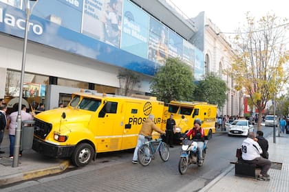 Camiones de caudales cargan los cajeros automáticos antes de las elecciones en Tucumán
