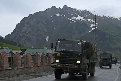 Camiones del ejército indio conducen a lo largo de la carretera nacional Srinagar-Leh en Sonmarg a unos 89 kilómetros de Srinagar el 28 de mayo de 2020