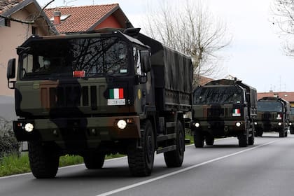 Camiones del ejército trasladando muertos por el coronavirus en Seriate, Italia
