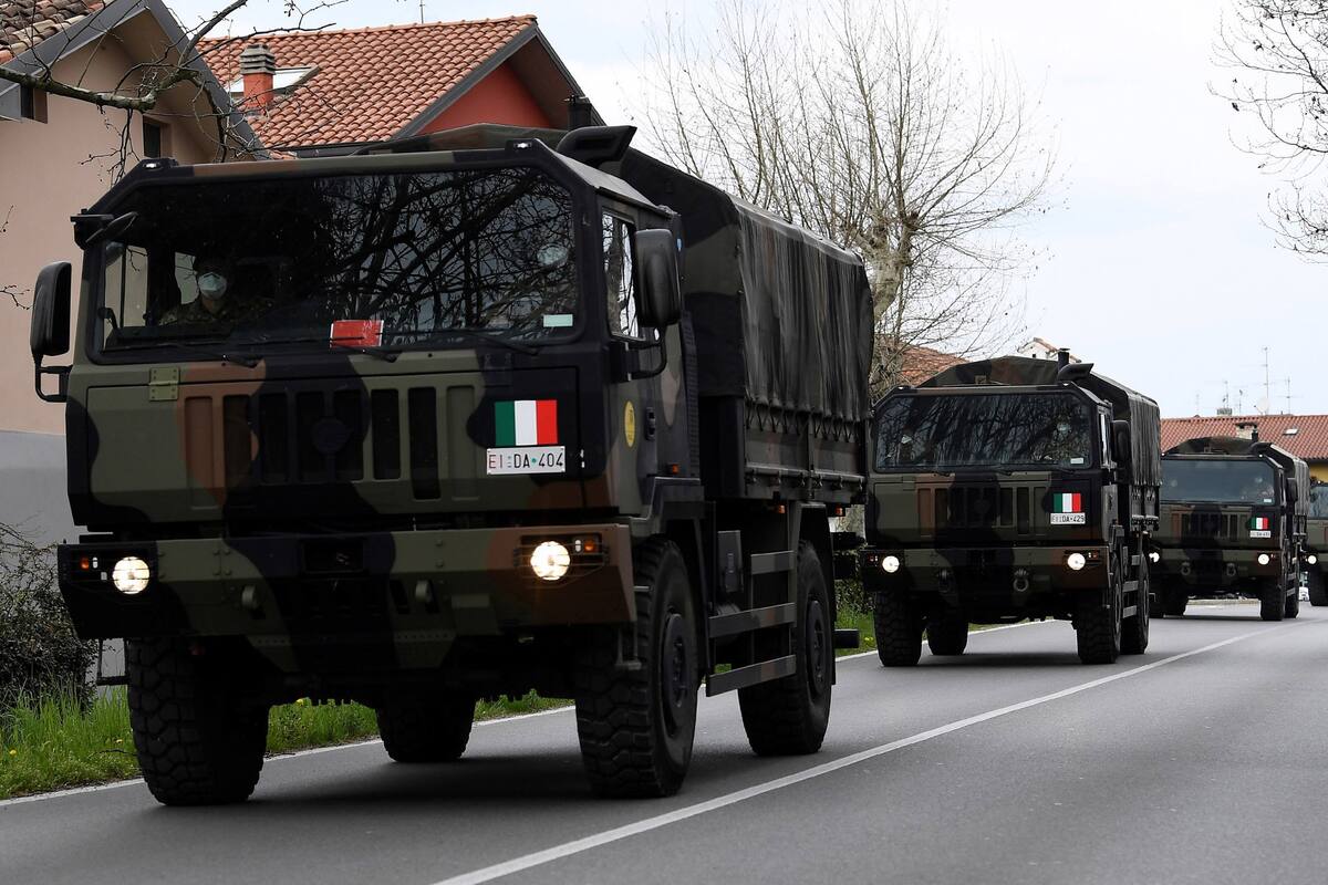 Camiones del ejército trasladando muertos por el coronavirus en Seriate, Italia