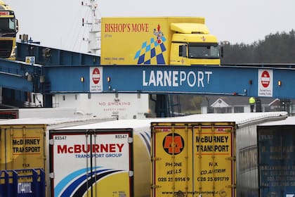 Camiones desembarcan de un ferry en el puerto de Larne, Irlanda del Norte