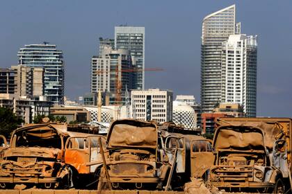 Camiones destrozados en el puerto de Beirut