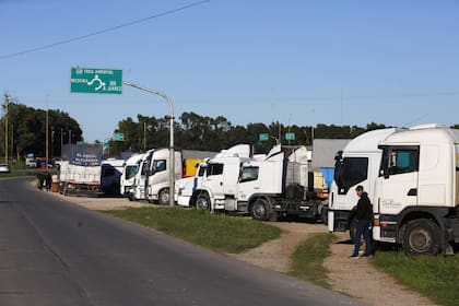 Camiones detenidos por la protesta en la rotonda de la ruta 88 y 228 en una de las entradas a Necochea, Buenos Aires