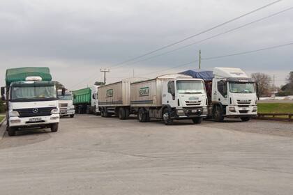 Camiones en una distribuidora de insumos en Nueve de Julio