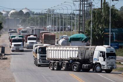Camiones esperando para descargar cereal en puertos del cordon industrial, San Lorenzo, y Puerto San Martin, al norte de Rosario