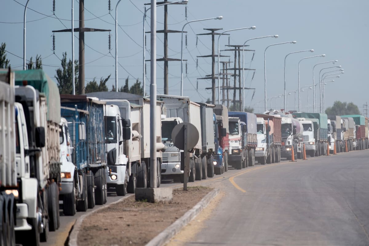 Camiones esperando para descargar cereal en puertos del cordon industrial, San Lorenzo, y Puerto San Martin, al norte de Rosario