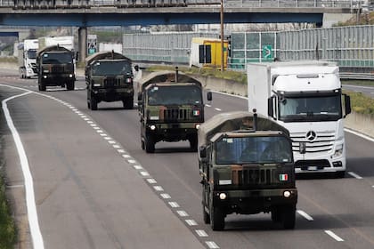Camiones militares transportan ataúdes de los fallecidos en Bérgamo, durante el pico de la pandemia en el norte de Italia