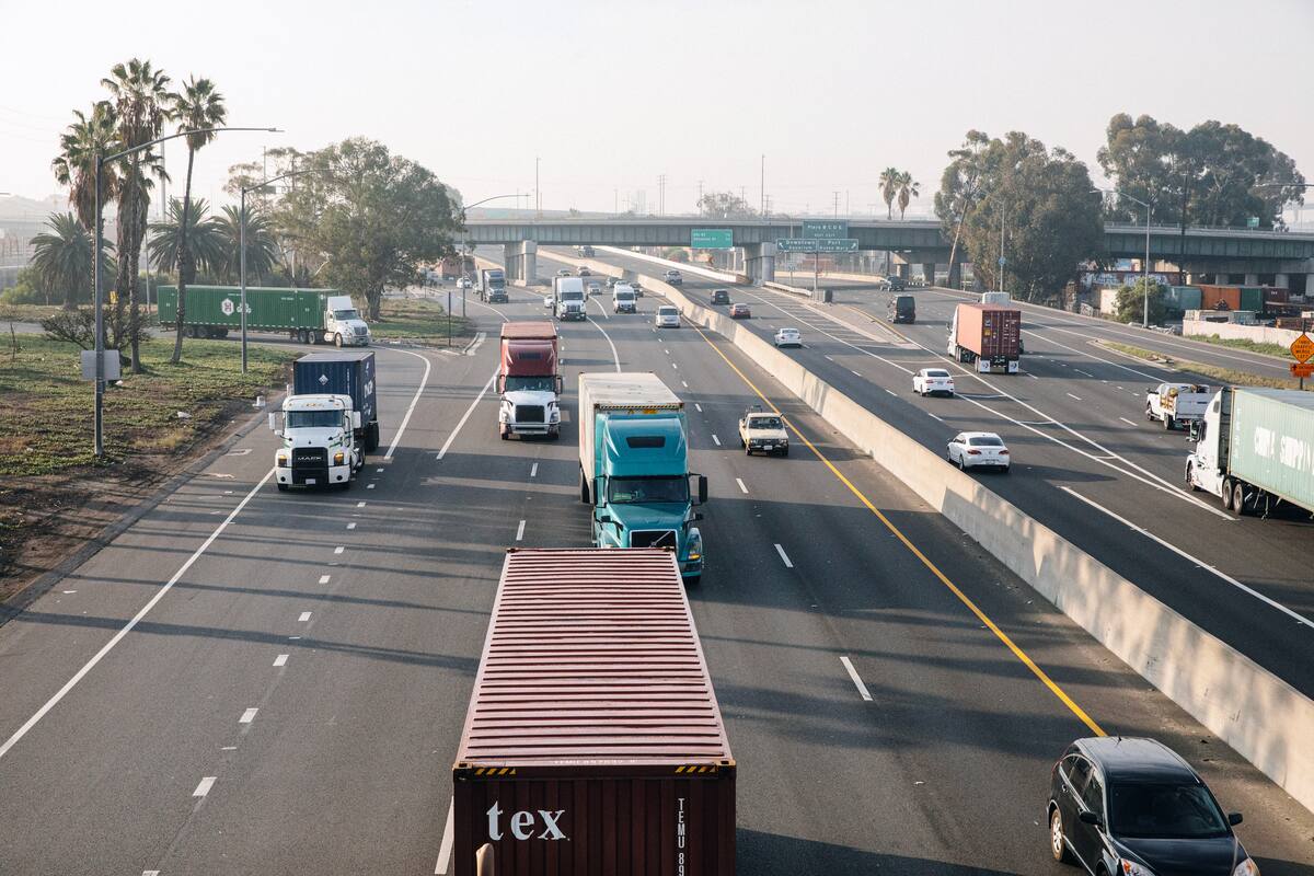 Camiones transitan por la Interstate 710 en Long Beach, California (Archivo)
