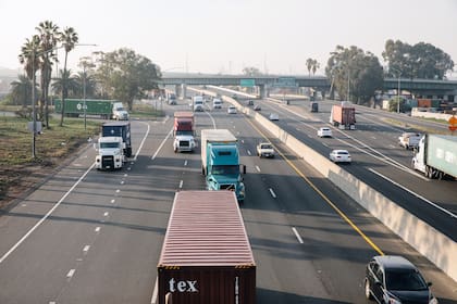 Camiones transitan por la Interstate 710 en Long Beach, California (Archivo)