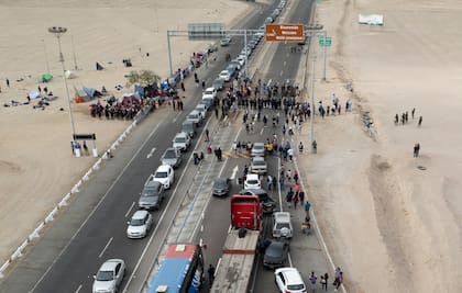 Camiones y autos están atascados mientras migrantes venezolanos bloquean la entrada a Chile en la frontera peruana con Chile, en Tacna (Archivo)