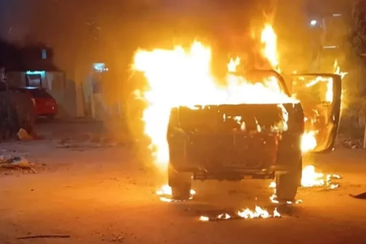 Camioneta Ford Ranger robada e incendiada en Fuerte Apache, donde se concentra la búsqueda de los delincuentes