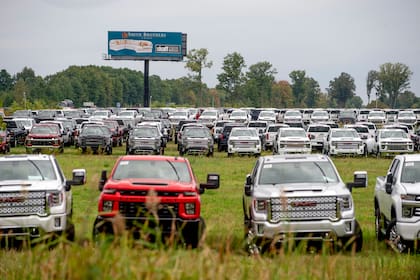 Camionetas Chevrolet Silverado y GMC Sierra que fueron armadas en la planta Flint Assembly, estacionadas el 21 de septiembre de 2021. (Jake May/The Flint Journal vía AP)