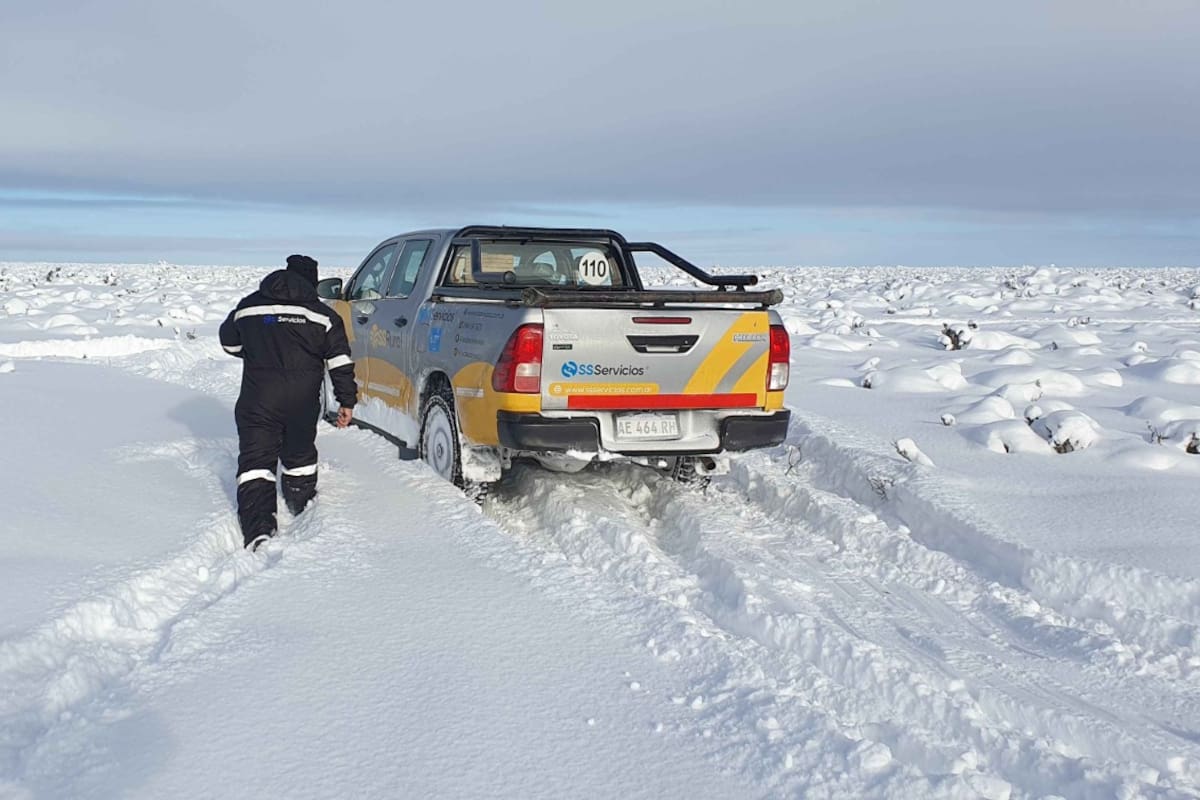 Camionetas transitando por huellas sobre la nieve. Ola polar, Santa Cruz.