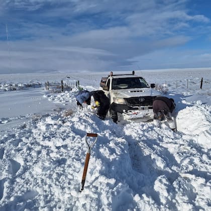Camionetas varadas en el camino de acceso a la estancia Saraí, Las Heras, Santa Cruz.