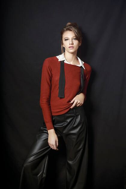Camisa blanca de seda (Giesso), suéter color ladrillo de lana y pantalón palazzo de cuero negro (Mishka)